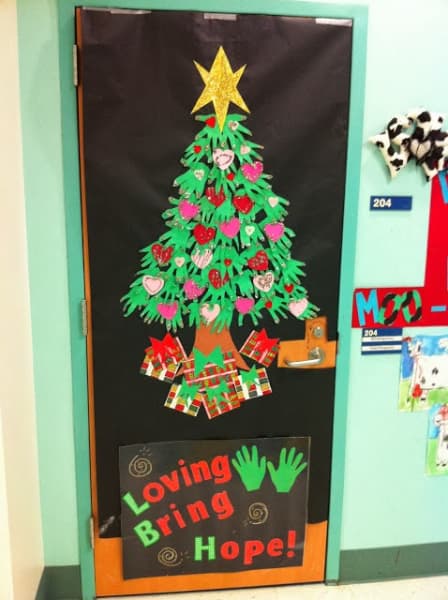 Decoracao de Natal Para Sala de Aula com arvores de maozinhas