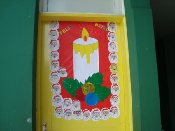 Decoracao de Natal Para Sala de Aula com vela e papais noeis