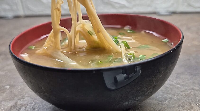 Daikon Misoshiru Sopa Japonesa de Miso com Nabo